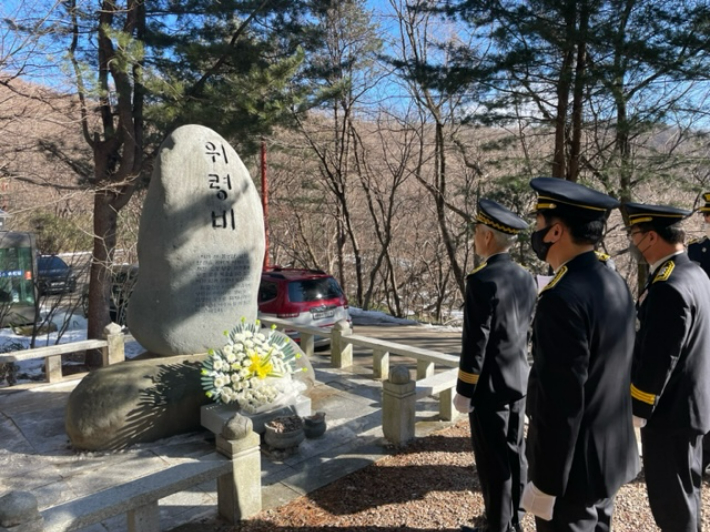 지리산 소방관 위령비 참배. 경남도청 제공