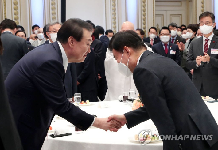 윤석열 대통령이 2일 청와대 영빈관에서 열린 '2023년 신년인사회'에 입장하며 김진표 국회의장과 악수하고 있다. 연합뉴스