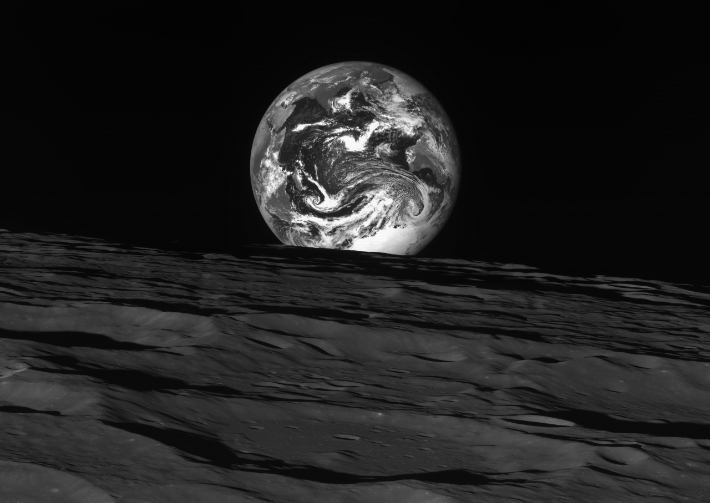 한국의 첫 달 궤도선인 다누리가 달 상공 344km에서 촬영한 지구. 한국항공우주연구원 제공