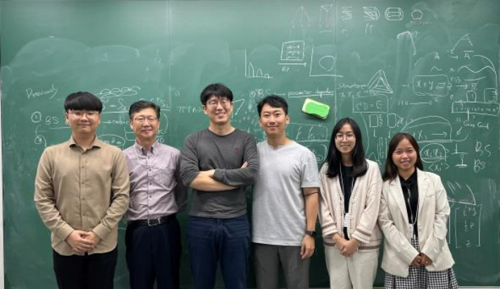 (왼쪽부터) 송윤민 박사과정생(IBS/KAIST, 공동 제1저자), 김상겸 교수(충남대, 공동 교신저자), 김재경 CI(IBS/KAIST, 공동 교신저자), 채정우 교수(충남대, 공동 교신저자), Quyen Thi Tran 및 Ngoc-Anh Thi Vu 박사과정생(충남대, 공동 제1저자). IBS제공