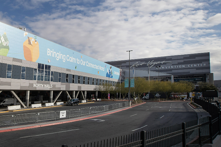 세계 최대 전자 전시회 CES 2023이 열리는 미국 라스베이거스 컨벤션센터의 외경, 삼성전자 옥외광고 전경. 삼성전자 제공