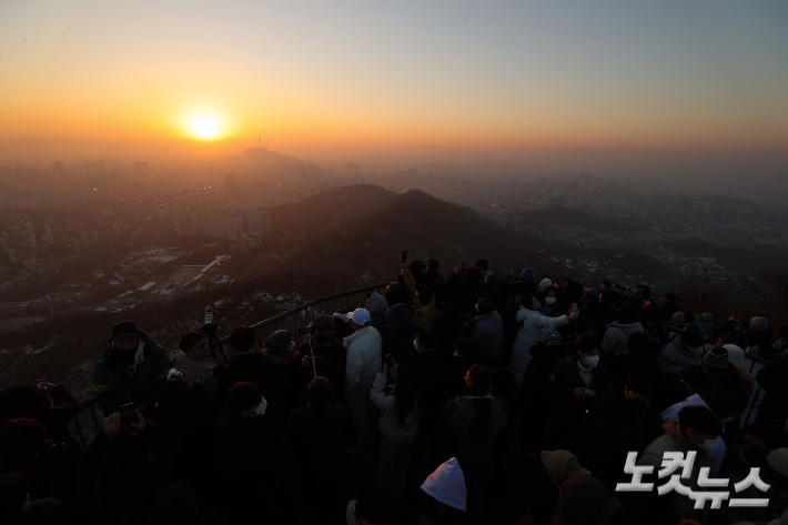 2023년 새해 첫 날인 1일 오전 서울 서대문구 안산 봉수대를 찾은 시민들이 일출을 보고 있다. 류영주 기자