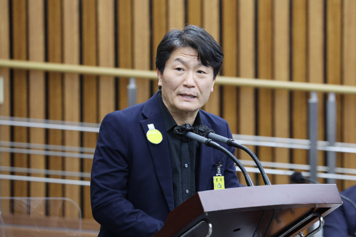 이임재 전 용산경찰서장이 4일 국회에서 열린 '이태원 참사 국정조사 특별위원회 1차 청문회'에서 의원 질의에 답변하고 있다. 연합뉴스