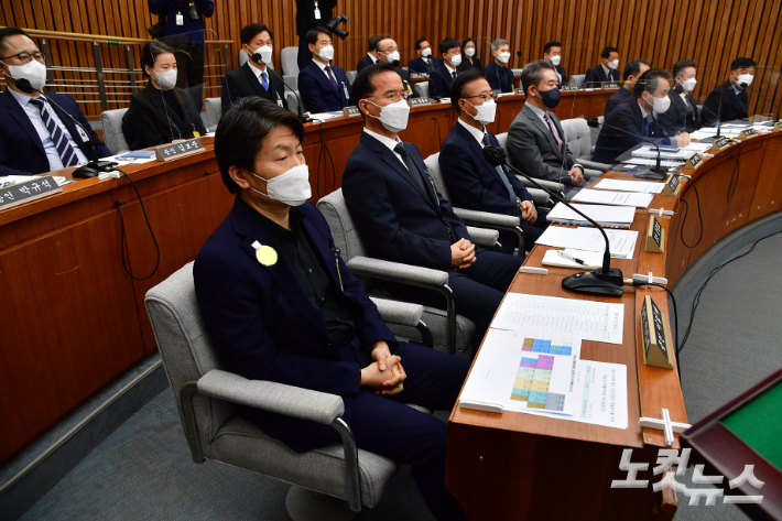 4일 서울 여의도 국회에서 용산 이태원 참사 진상규명과 재발방지를 위한 국정조사특별위원회 청문회가 윤희근 경찰청장과 김광호 서울경찰청장, 이임재 전 용산경찰서장 등 40여명의 증인들이 출석한 가운데 열리고 있다. 윤창원 기자