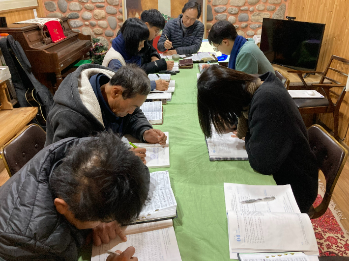 영성일기를 쓰며 하루를 마감하는 산마루예수공동체의 가족들. 