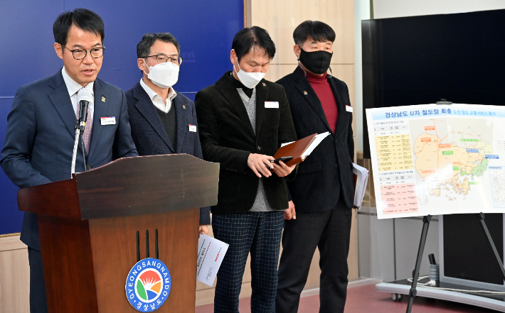 김영삼 교통건설국장이 브리핑을 하고 있다. 경남도청 제공