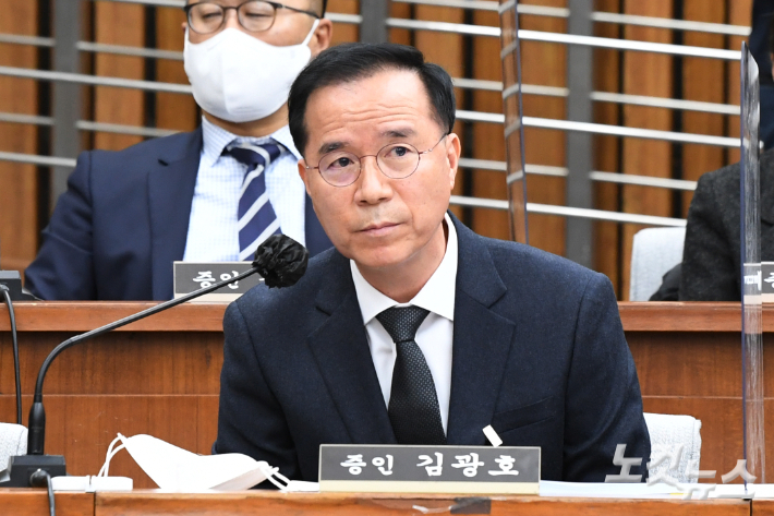 4일 서울 여의도 국회에서 열린 용산 이태원 참사 진상규명과 재발방지를 위한 국정조사특별위원회 청문회에서 증인으로 출석한 김광호 서울경찰청장이 의원 질의에 답변을 하고 있다. 윤창원 기자