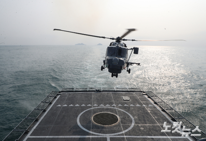 을지문덕함에서 이착함하는 AW159 와일드캣 해상작전헬기. 사진공동취재단