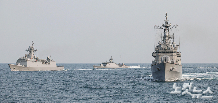 전술기동훈련을 하고 있는 해군 2함대 함정들. 사진공동취재단