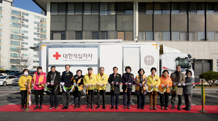 논산시, 논산 적십자봉사회에 이동급식차량 전달. 논산시 제공