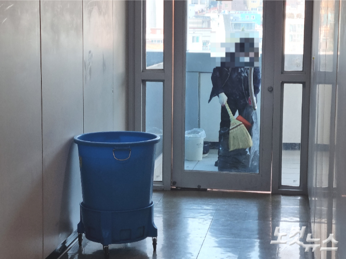 청사 내 환경미화원이 일하고 있는 모습. 기사와 직접적인 연관 없음. 김혜민 기자