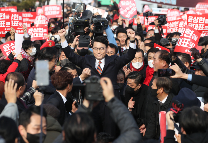 국민의힘 당권에 도전하는 윤상현 의원이 5일 오후 경북 구미시 박정희 전 대통령 생가 앞에서 열린 자신의 당 대표 후보 출정식에서 지지자들에게 인사하고 있다. 연합뉴스