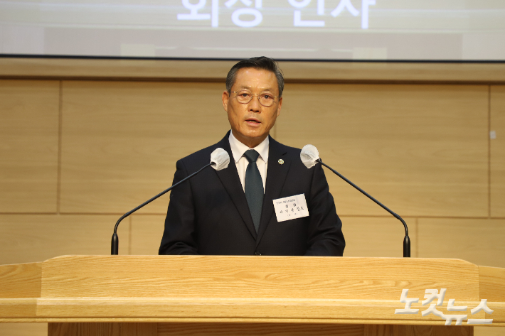 회장 서기봉 장로가 인사말을 전하고 있다. 유상원 아나운서