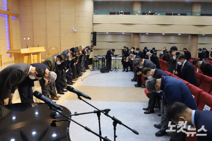 전노회장과 회원들이 새해인사를 나누고 있다. 유상원 아나운서