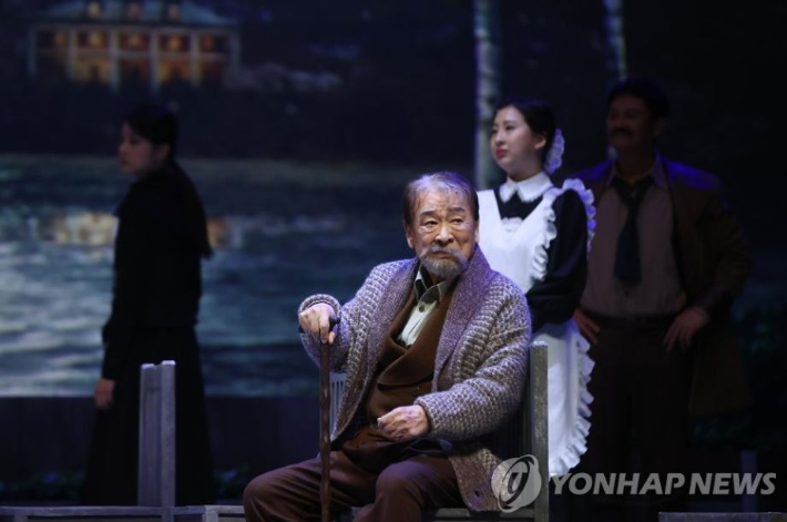 (서울=연합뉴스) 진연수 기자 = 배우 이순재가 20일 오후 서울 광진구 유니버설아트센터 대극장에서 열린 연극 '갈매기' 프레스콜에서 주요 장면 시연을 하고 있다. 2022.12.20  jin90@yna.co.kr