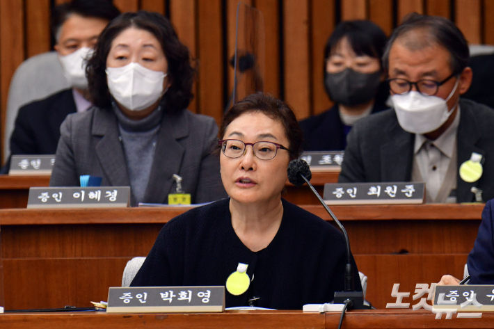 6일 서울 여의도 국회에서 열린 용산 이태원 참사 진상규명과 재발방지를 위한 국정조사 2차 청문회에 증인으로 출석한 박희영 용산구청장이 의원 질의에 답변을 하고 있다. 윤창원 기자