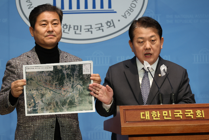 더불어민주당 김병주 의원(오른쪽)이 6일 오전 서울 여의도 국회 소통관에서 북한 무인기 비행금지구역 침범 관련 기자회견을 하고 있다. 왼쪽은 김영배 의원. 연합뉴스