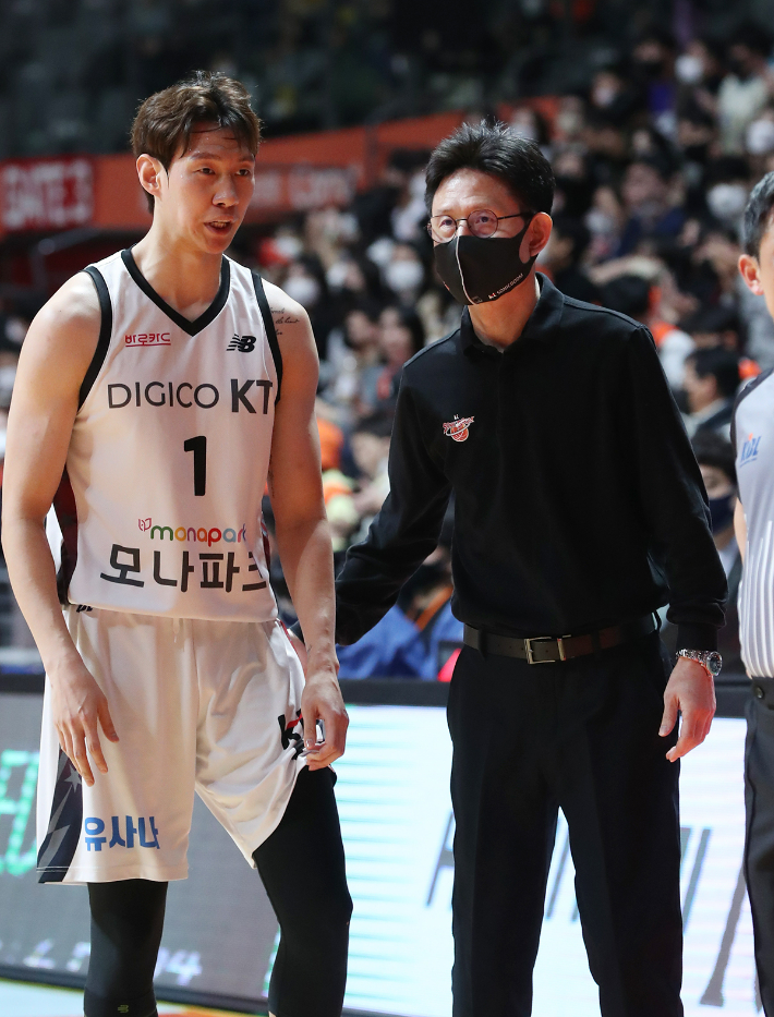 서동철 KT 감독과 한희원. KBL