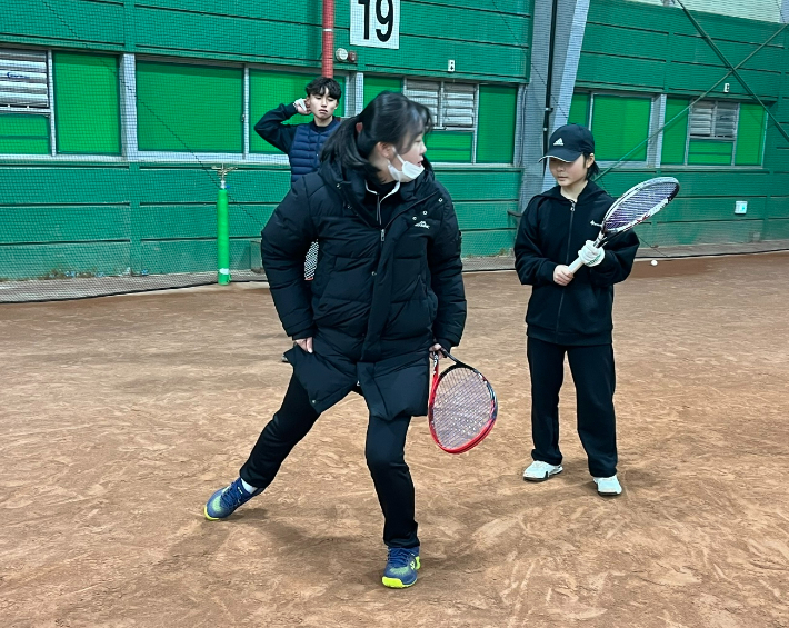 한국 소프트테니스 전 국가대표 김지연 기술 트레이너가 유망주들을 지도하고 있다. 대한소프트테니스협회