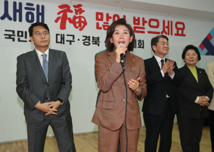 2일 오후 국민의힘 대구시당에서 열린 2023년 국민의힘 대구·경북 신년교례회에서 나경원 저출산고령사회위원회 부위원장이 당원들에게 인사하고 있다. 연합뉴스