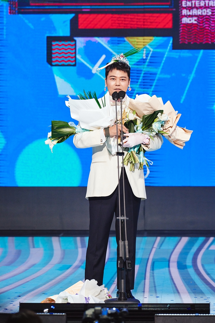 2022 MBC 방송연예대상에서 대상을 받은 전현무. MBC 제공