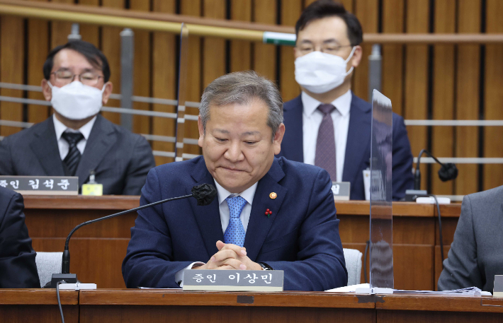 이상민 행정안전부 장관이 6일 오전 국회에서 열린 이태원 참사 국정조사 2차 청문회에 참석해 있다. 연합뉴스