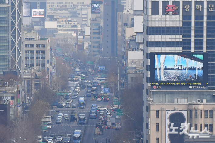 추위가 누그러지자 미세먼지 농도가 높아진 지난 5일 오후 서울 종로구 서울시교육청에서 바라본 서울 도심이 뿌옇게 보이고 있다. 류영주 기자