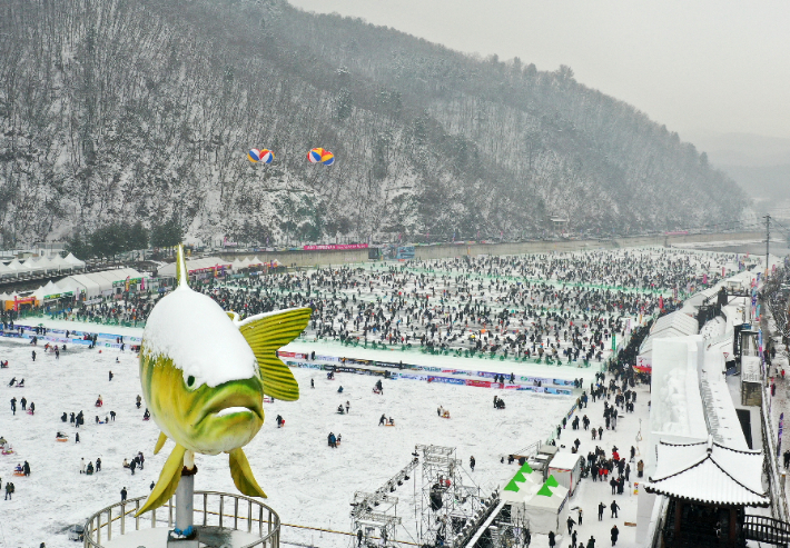 국내 대표 겨울 축제인 '2023 얼음나라 화천 산천어축제' 개막일인 7일 강원 화천군 화천읍 화천천 축제장 일원에서 관광객들이 얼음낚시를 즐기고 있다. 연합뉴스