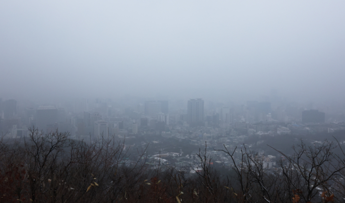 서울의 초미세먼지와 미세먼지 농도가 각각 매우 나쁨과 나쁨을 기록한 7일 서울 남산에서 내려다본 서울 도심. 연합뉴스