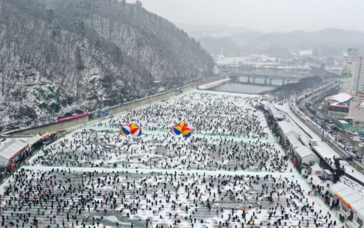  '2023 얼음나라 화천 산천어축제' 개막일인 7일 강원 화천군 화천읍 화천천 축제장 일원에서 관광객들이 얼음낚시를 즐기고 있다. 연합뉴스 