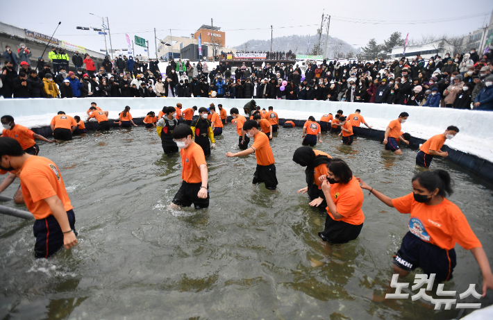 7일 화천 산천어 맨손잡기를  즐기고 있는 관광객. 진유정 기자