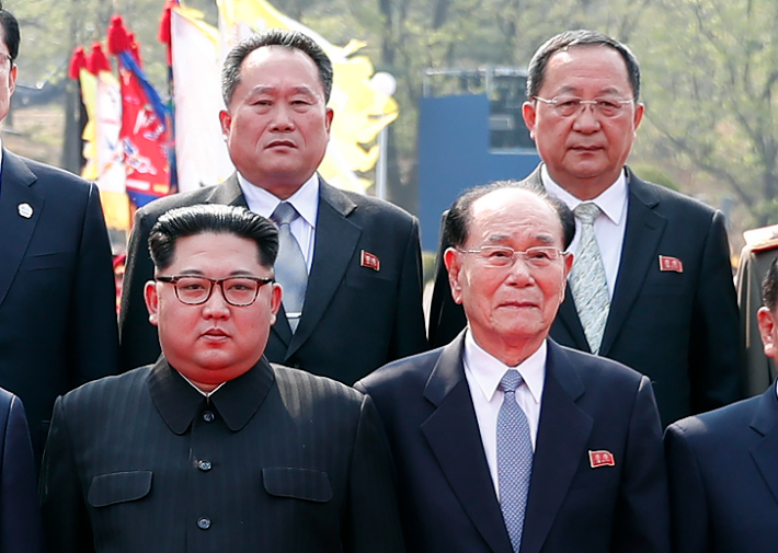 지난 2018년 4월 17일 판문점에서 열린 남북정상회담에서 기념촬영을 하고 있는 김정은 북한 국무위원장과 리용호(뒷줄 오른쪽). 연합뉴스
