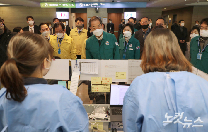 Prime Minister Han Deok-soo visited Incheon International Airport, a quarantine site in response to Corona 19, on the 6th. Prime Minister Han greeted quarantine and immigration officials and visited the station of quarantine and the arrival hall.  airport photographers