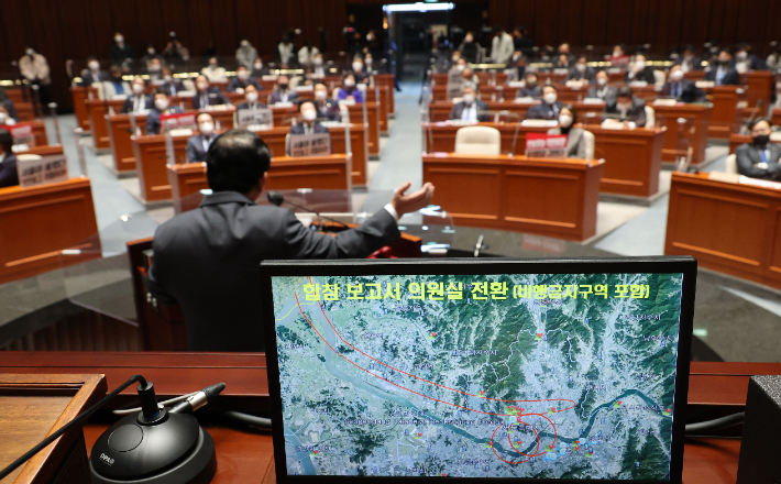 더불어민주당 김병주 의원이 6일 오후 서울 여의도 국회에서 열린 의원총회에서 북한 무인기 침투 사건 관련 발언을 하고 있다. 연합뉴스