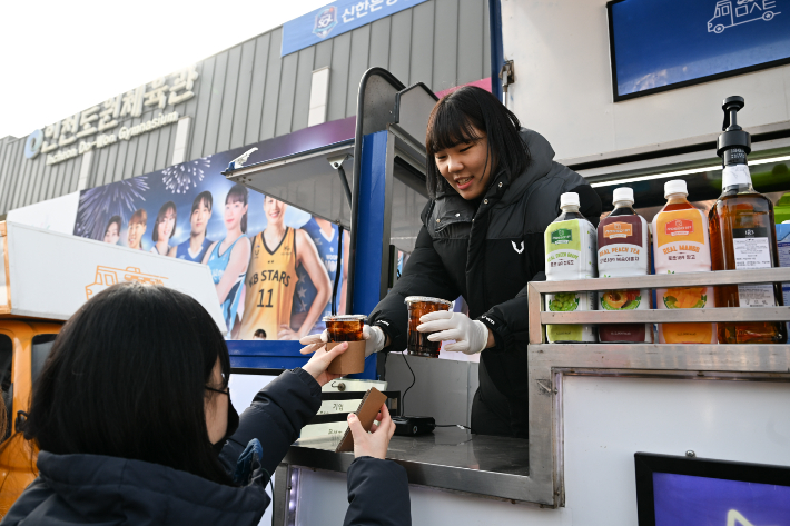 푸드트럭에서 커피를 판매하는 여자프로농구 올스타 박지현. WKBL