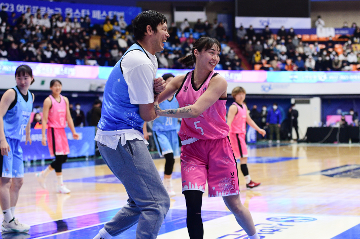 코트에서 만난 이승준 김소니아 부부. WKBL