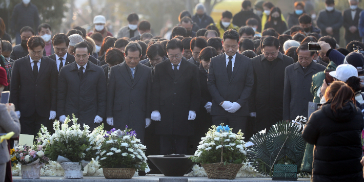 더불어민주당 이재명 대표가 지난 1일 오후 경남 김해시 진영읍 봉하마을 노무현 전 대통령 묘역을 참배하고 있다. 연합뉴스