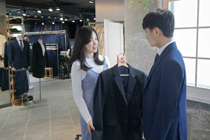 면접정장 무료 대여 '취업날개 서비스' 이용자가 면접정장을 살펴보고 있다. 서울시 제공