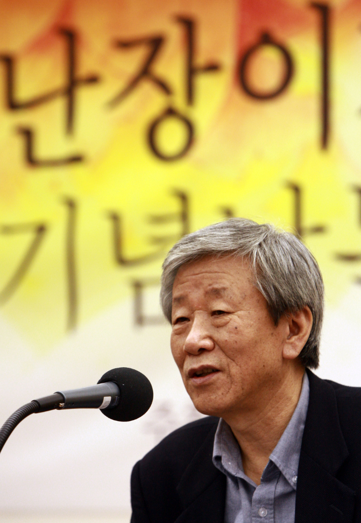 지난 2008년 11월 서울 종로구 광화문 교보빌딩 10층 대강당에서 열린 소설가 조세희 '난장이가 쏘아올린 작은 공' 출간 30주년 기념낭독회 및 '침묵과 사랑' 출판기념회에서의 조세희 작가의 모습. 연합뉴스