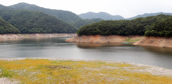 지난해 7월 전남 순천시 주암댐의 수심이 낮아져 수면선이 드러나 있다. 연합뉴스