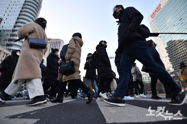 지난 2일 서울 종로구 광화문네거리에서 두꺼운 옷차림의 시민들이 발걸음을 옮기고 있다. 류영주 기자
