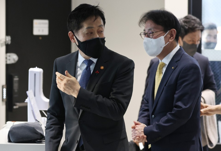 김주현 금융위원장(왼쪽)이 지난 5일 은행 탄력점포 현장 점검을 위해 서울 중구 KB국민은행 남대문종합금융센터를 방문, 이재근 국민은행장과 대화하고 있다. 연합뉴스