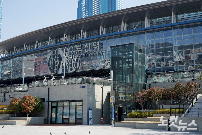 8일 부산역에서 서울역으로 향하던 ITX 새마을 열차가 부산진역 철도로 진입하던 중 30대 남성과 부딪혀 숨지는 사고가 발생했다. 송호재 기자