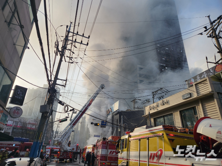 9일 오전 부산 부산진구의 한 오피스텔 주차타워에서 불이 났다. 대피하던 주민 40여명이 연기를 마셨고 이 가운데 8명은 병원으로 옮겨졌지만, 다행히 큰 부상은 아닌 것으로 알려졌다. 주차타워에서 시작된 불이 건물 1~2층 상가까지 옮겨붙어 검은 연기가 솟아오르고 있다., 정혜린 기자