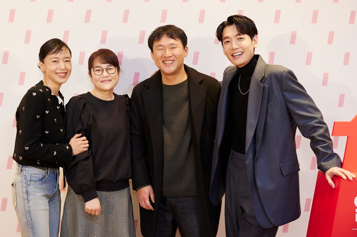 9일 오후, tvN 새 토일드라마 '일타 스캔들'의 제작발표회가 온라인으로 열렸다. 왼쪽부터 배우 전도연, 양희승 작가, 유제원 감독, 배우 정경호. CJ ENM 제공