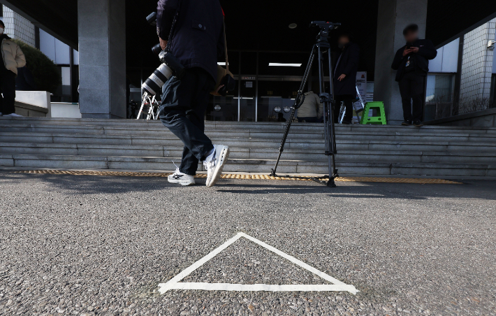 '성남FC 후원금 의혹' 사건 관련 더불어민주당 이재명 대표 검찰 출석을 하루 앞둔 9일 오후 경기도 성남시 수원지방검찰청 성남지청에서 취재진이 분주하게 움직이고 있다. 연합뉴스