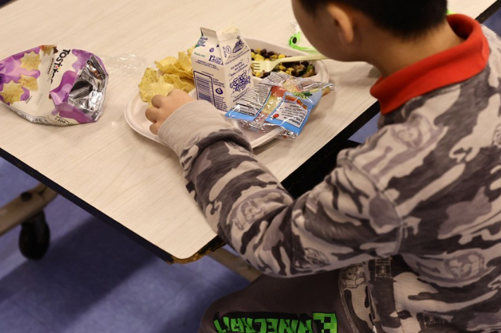 작년 2월 4일(현지시간) 미국 뉴욕시의 한 학교에서 학생이 비건 메뉴로 구성된 점심을 먹고 있다. 연합뉴스