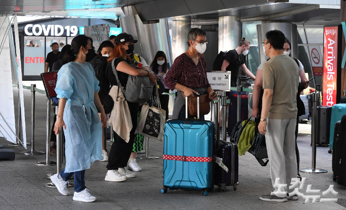 인천공항 1터미널 코로나19 검사센터에서 PCR검사를 기다리는 내외국인 모습. 황진환 기자