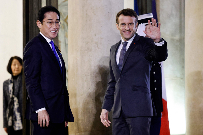 기시다 후미오 일본 총리(왼쪽)와 엠마뉘엘 마크롱 프랑스 대통령. 연합뉴스