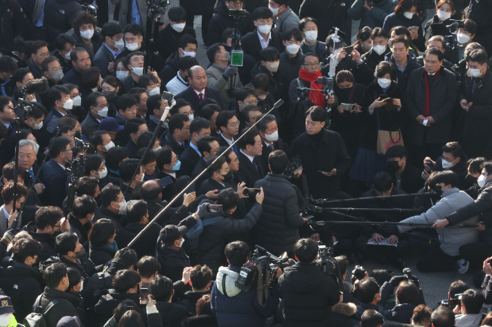 '성남FC 후원금 의혹' 사건과 관련해 더불어민주당 이재명 대표가 10일 오전 경기도 성남시 수원지방검찰청 성남지청에 피의자 신분으로 조사를 받기 위해 출석하며 입장발표를 하고 있다. 연합뉴스